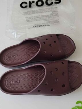 CROCS Classic Platform Slide in Dark Cherry